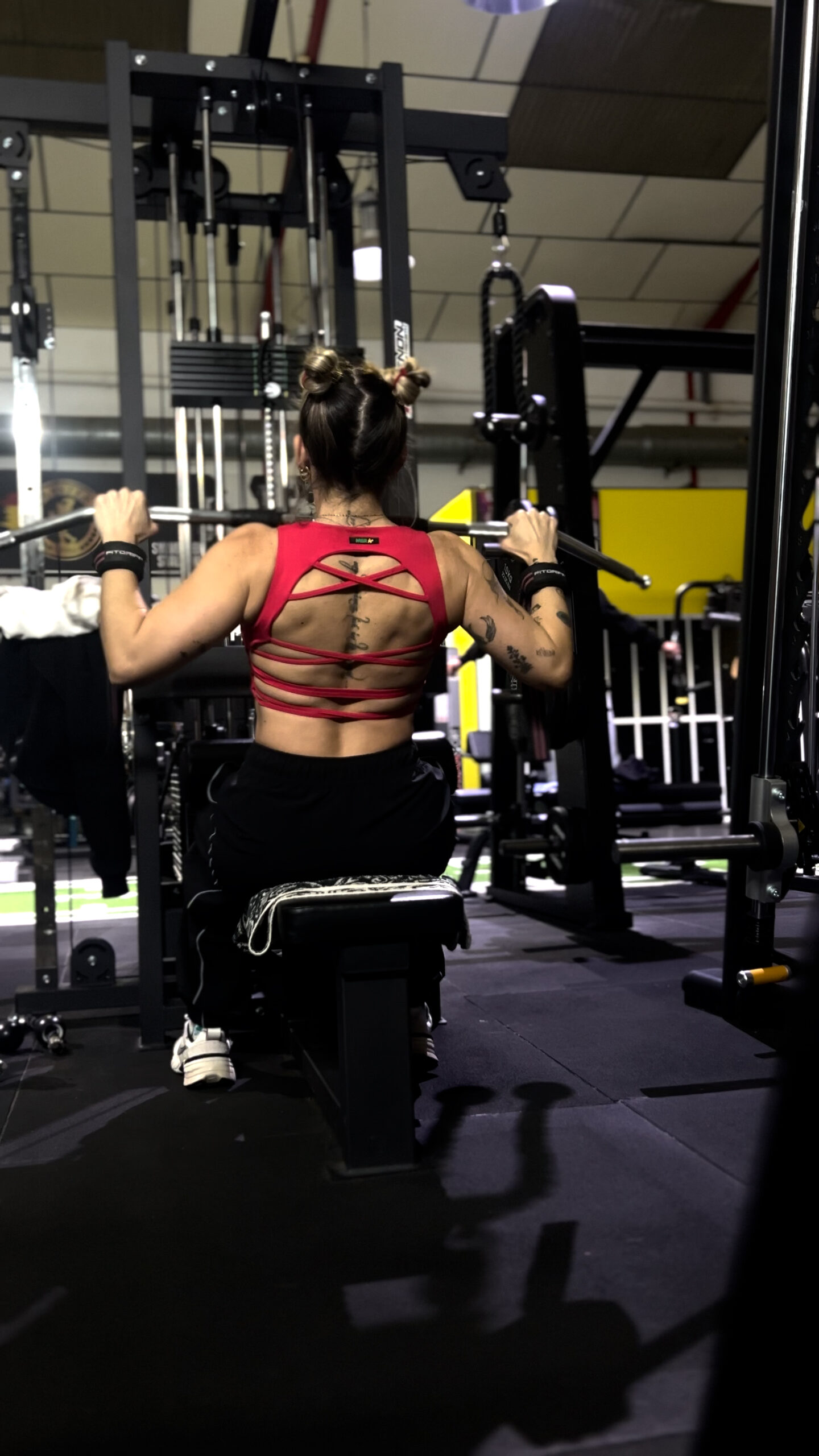 Raquel Alonso Rumi entrenando espalda, haciendo jalon al pecho